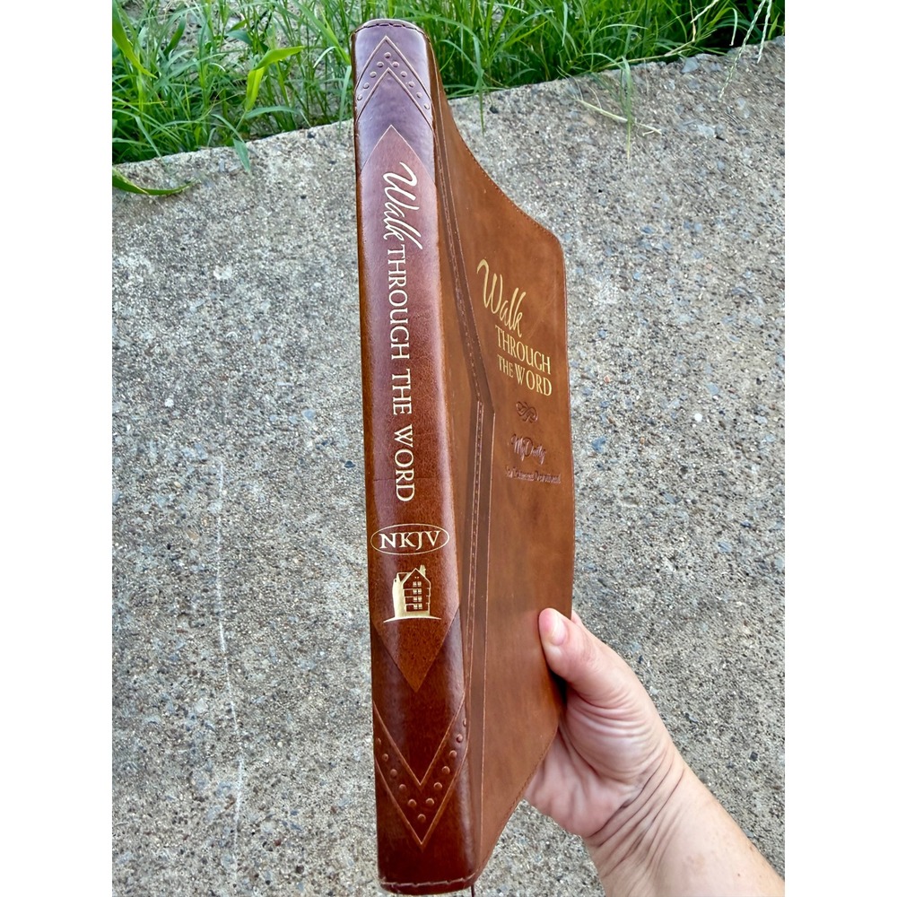 NKJV Walk Through The Word New Testament Devotional Brown Faux Leather MyDaily - Picture 5 of 5